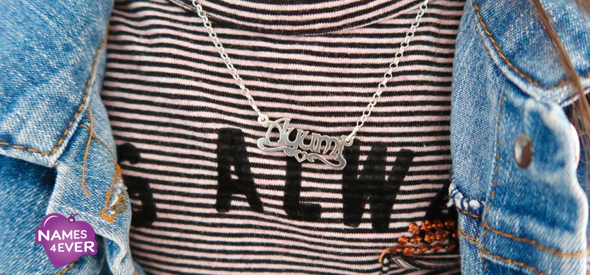 5 indications that name necklaces are back in fashion!