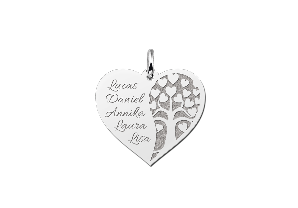 Zilveren familieketting in hartvorm met levensboom en namen“ alt=